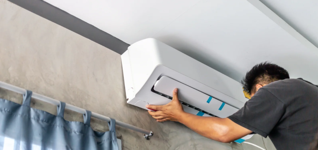 4mclima monteur die een binnenunit ophangt